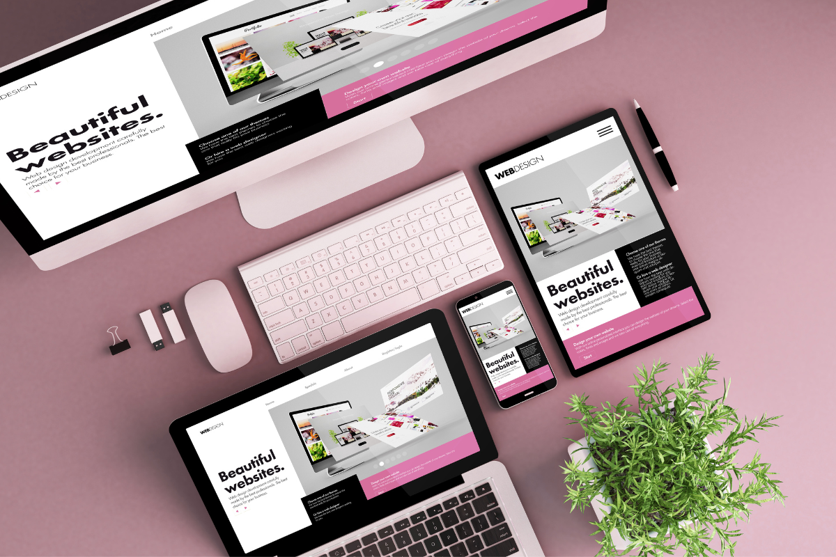 ordinateur, tablette, souris et élements informatique pour site internet